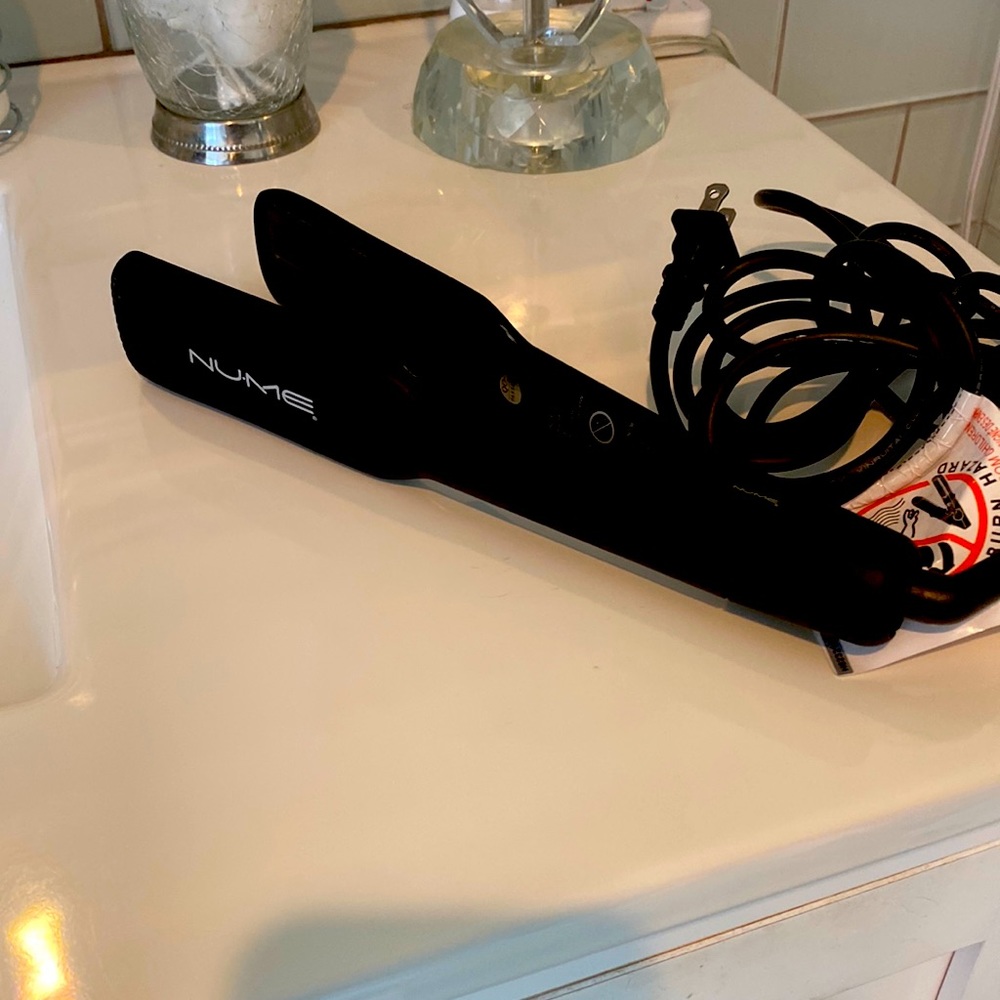 NuMe flat iron